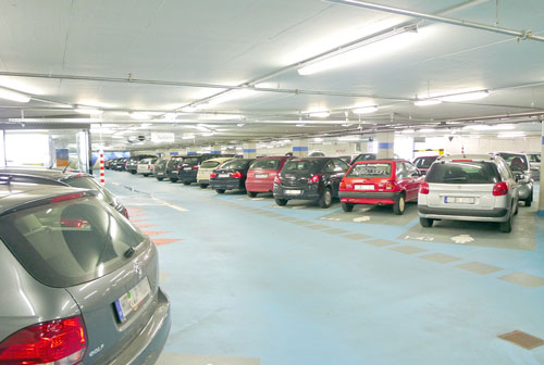 Parkende Autos in dem neuen, hellen und freundlichen Parkhaus unter dem Friedrich-Ebert-Platz