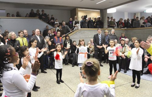 Die Erst- und Zweitklässler der Grundschule Emmertsgrund präsentierten eine bunte Tanzeinlage