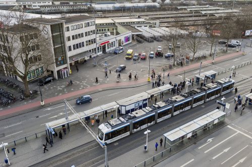 Bestandteil des Mobilitätsnetzes ist auch die Verlegung der Straßenbahnhaltestelle an das Bahnhofsgebäude, um bequemes Umsteigen zu ermöglichen