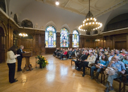 Oberbürgermeisterin Beate Weber begrüßt die jüdischen ehemaligen Heidelberger/innen im Rathaussaal. (Foto: Rothe)