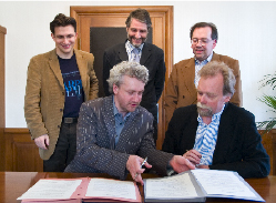 Peter Spuhler und Prof. Arnold Werner-Jensen bei der Unterzeichnung der Vereinbarung, Cornelius Meister,Dr. Joachim Gerner und Christian Kabitz im Hintergrund 
