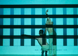 Eine Tänzerin und ein Tänzer bei den Proben zu Art Ort 2006.