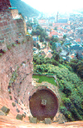 Der Dicke Turm des Heidelberger Schlosses von oben aufgenommen