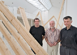 Inmitten der Holz-Installation in der Halle des Heidelberger Kunstvereins (v.l.): Jo Achermann, Hans Gercke und Wolfgang Eckert