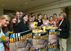 Oberbürgermeisterin Beate Weber (r.) mit Schülerinnen und Schülern, die „Ein Haus für Kinder“ unterstützen. (Foto: Rothe)