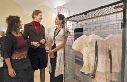 Drei GEDOK-Künstlerinnen neben einem textilen Kunstobjekt.