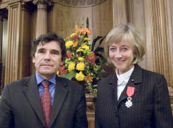 Von Botschafter Claude Martin nahm Oberbürgermeisterin Beate Weber im Großen Rathaussaal die Auszeichnung „Ritter der französischen Ehrenlegion“ entgegen. (Foto: Rothe)