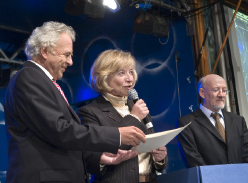 Gemeindewahlleiterin Beate Weber verkündet das Wahlergebnis, links RNF-Moderator Sascha Spataru, rechts Bruno Schmaus. (Foto: Rothe)