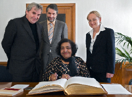 Irene Fernandez trägt sich ins Goldene Buch der Stadt Heidelberg ein.