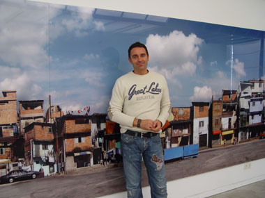 Dionisio González vor seiner großen Fotokomposition aus Gebäuden, die er in den Armenvierteln von Rio aufgenommen hat. Foto: Dohmen