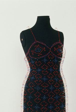 Erna van Sambeek fertigte ein „Cocktailkleid“ aus Stecknadeln auf einer Schneiderbüste 