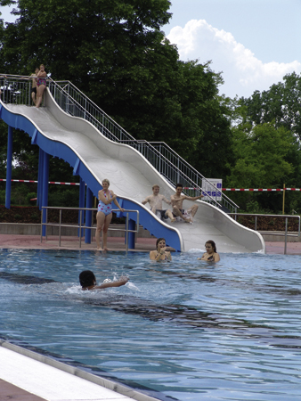 Die neue Rutsche im Tiergartenschwimmbad ist so breit, dass zwei Personen problemlos nebeneinander rutschen können