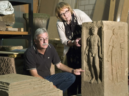 Grabungsleiter Einhard Kemmet und Dr. Renate Ludwig mit dem kunstvoll behauenen Viergötterstein. (Foto: Rothe)