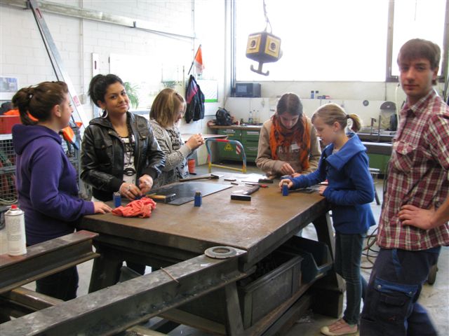 Girlsday_2010_Werkstaetten008.jpg - Girls' Day in den Werkstätten des Amtes für Abfallwirtschaft und Stadtreinigung (Foto: Stadt Heidelberg)