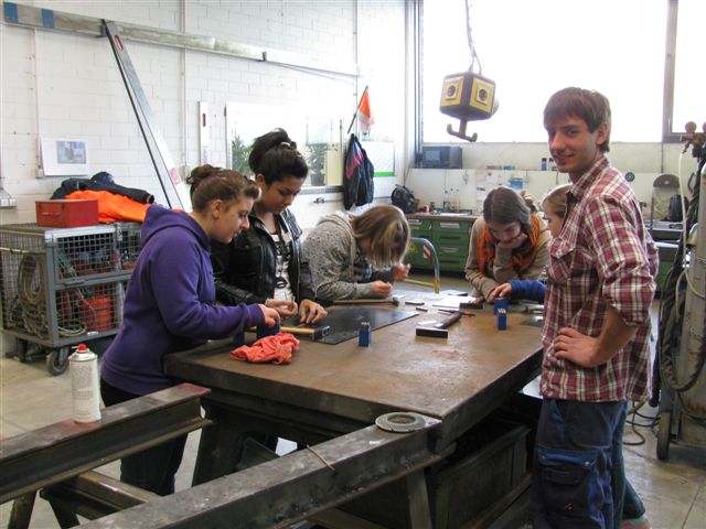 Girlsday_2010_Werkstaetten009.jpg - Girls' Day in den Werkstätten des Amtes für Abfallwirtschaft und Stadtreinigung (Foto: Stadt Heidelberg)