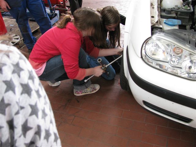 Girlsday_2010_Werkstaetten016.jpg - Girls' Day in den Werkstätten des Amtes für Abfallwirtschaft und Stadtreinigung (Foto: Stadt Heidelberg)