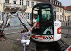 PD 13 04 16 Kindertag Baggerfahren Tiefbauamt by hd  Kindertag im und um das Rathaus. (Foto: Stadt Heidelberg)