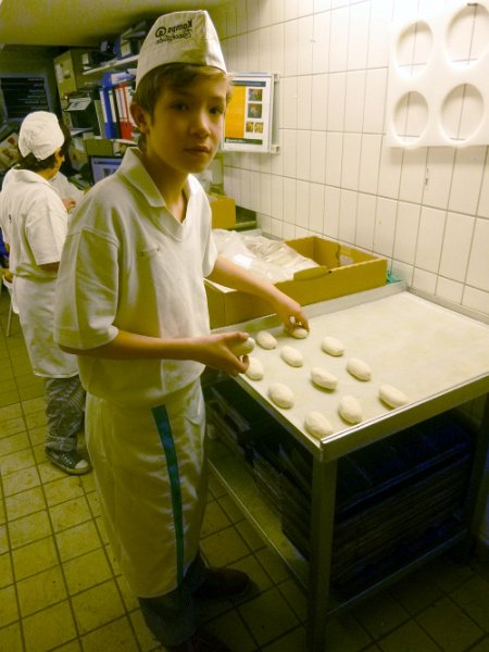 P1010041.jpg - Boys‘ Day 2013 bei der Bäckerei Kamps. (Foto: Interkulturelles Bildungszentrum Mannheim, Ausbildungsverbund Heidelberg)