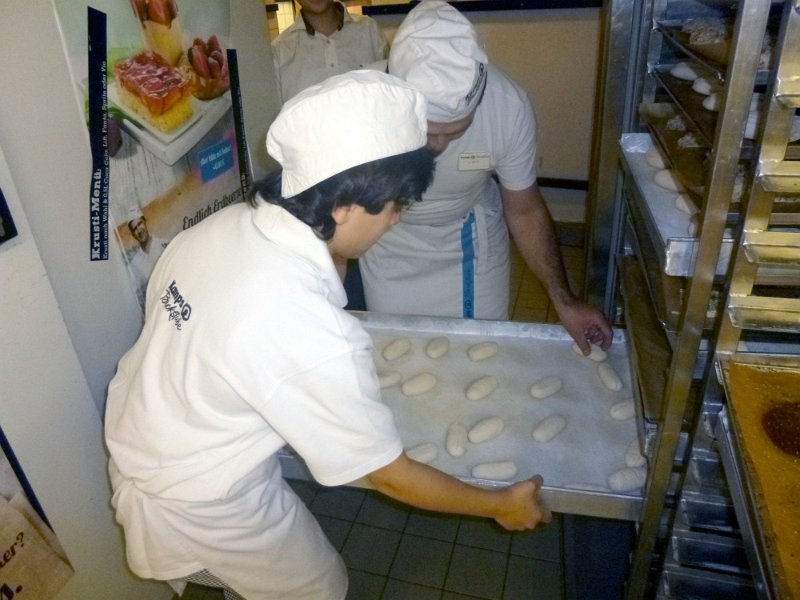 P1010047.jpg - Boys‘ Day 2013 bei der Bäckerei Kamps. (Foto: Interkulturelles Bildungszentrum Mannheim, Ausbildungsverbund Heidelberg)