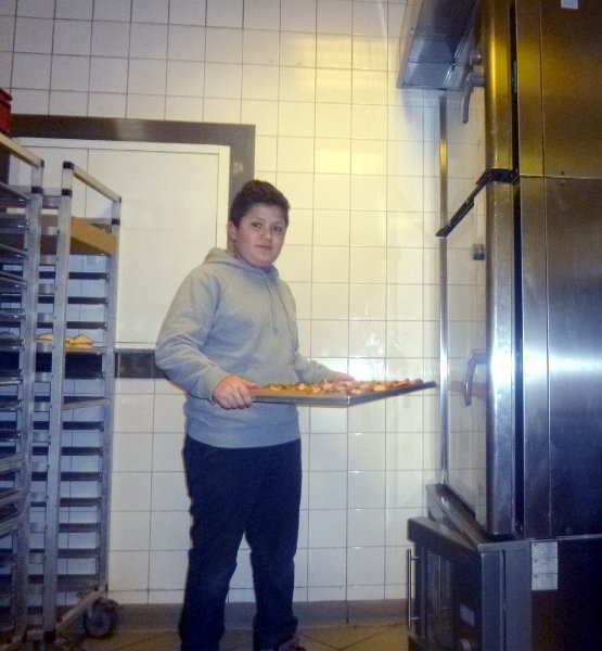 P1010073.jpg - Boys‘ Day 2013 in der Wiener Bäckerei. (Foto: Interkulturelles Bildungszentrum Mannheim, Ausbildungsverbund Heidelberg)