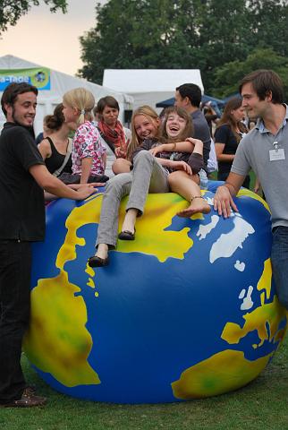 KinderaufWeltkugel1.JPG - Impressionen von den Agenda-Tagen 2009 aufder Neckarwiese (Foto: Stadt Heidelberg)