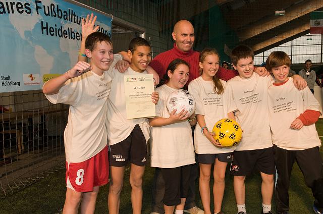20081118-_DSC0563.jpg - Sieger des Fairen Fußballturniers (Team A der IGH) mit Mike Diehl (Event- und Fanbeauftragter von TSG Hoffenheim) (Foto: R. Fülop)