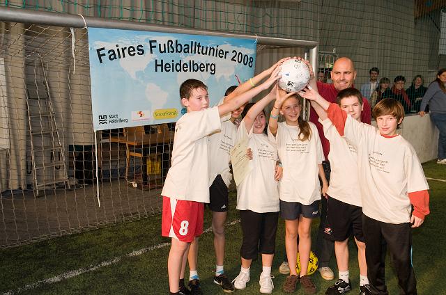 20081118-_DSC0565.jpg - Sieger des Fairen Fußballturniers (Team A der IGH) mit Mike Diehl (Event- und Fanbeauftragter von TSG Hoffenheim) (Foto: R. Fülop)