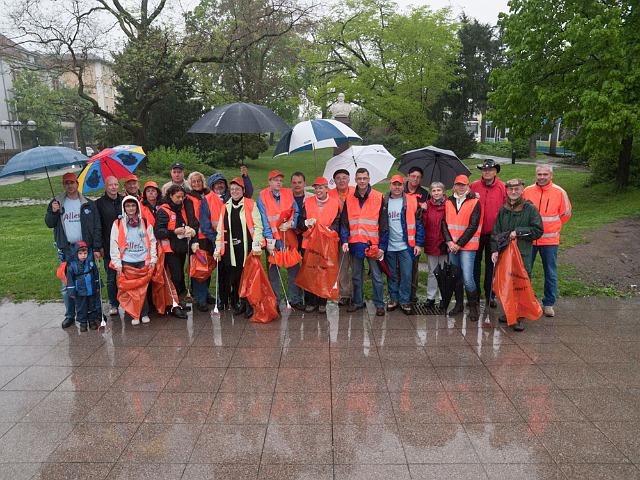 Auftakt-Bismarckplatz-008.jpg - Sie putzen auch bei schlechtem Wetter mit: Gemeinderäte, Bürgermeister Wolfgang Erichson und Rolf Friedel, Leiter des Amts für Abfallwirtschaft und Stadtreinigung. (Foto: Rothe)