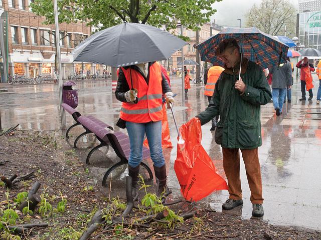 Auftakt-Bismarckplatz-062.jpg - Sie putzen auch bei schlechtem Wetter mit: Gemeinderäte, Bürgermeister Wolfgang Erichson und Rolf Friedel, Leiter des Amts für Abfallwirtschaft und Stadtreinigung. (Foto: Rothe)