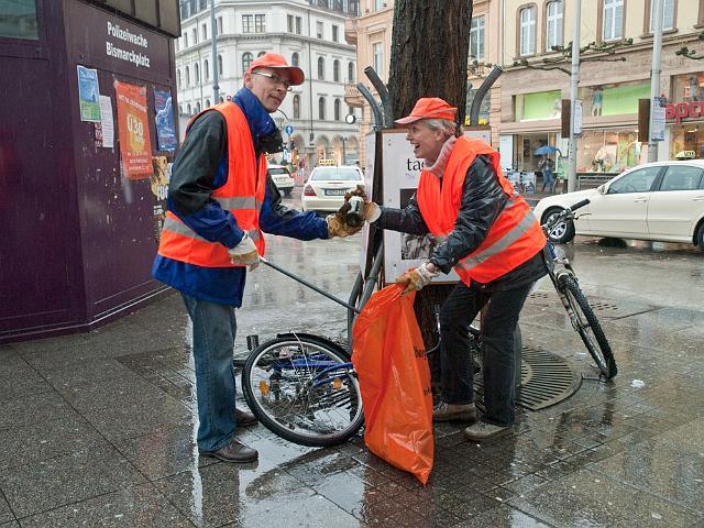 Auftakt-Bismarckplatz-130.jpg - Sie putzen auch bei schlechtem Wetter mit: Gemeinderäte, Bürgermeister Wolfgang Erichson und Rolf Friedel, Leiter des Amts für Abfallwirtschaft und Stadtreinigung. (Foto: Rothe)