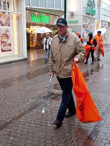 Auftakt-Bismarckplatz-275.jpg - Sie putzen auch bei schlechtem Wetter mit: Gemeinderäte, Bürgermeister Wolfgang Erichson und Rolf Friedel, Leiter des Amts für Abfallwirtschaft und Stadtreinigung. (Foto: Rothe)