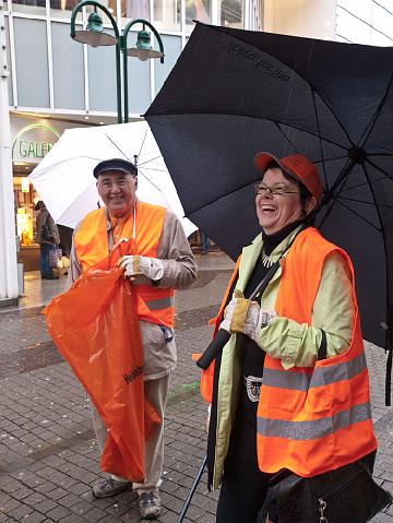 Auftakt-Bismarckplatz-294.jpg - Sie putzen auch bei schlechtem Wetter mit: Gemeinderäte, Bürgermeister Wolfgang Erichson und Rolf Friedel, Leiter des Amts für Abfallwirtschaft und Stadtreinigung. (Foto: Rothe)