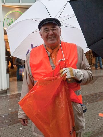 Auftakt-Bismarckplatz-297.jpg - Sie putzen auch bei schlechtem Wetter mit: Gemeinderäte, Bürgermeister Wolfgang Erichson und Rolf Friedel, Leiter des Amts für Abfallwirtschaft und Stadtreinigung. (Foto: Rothe)