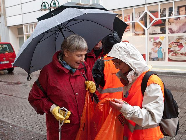 Auftakt-Bismarckplatz-330.jpg - Sie putzen auch bei schlechtem Wetter mit: Gemeinderäte, Bürgermeister Wolfgang Erichson und Rolf Friedel, Leiter des Amts für Abfallwirtschaft und Stadtreinigung. (Foto: Rothe)