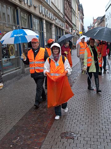 Auftakt-Bismarckplatz-358.jpg - Sie putzen auch bei schlechtem Wetter mit: Gemeinderäte, Bürgermeister Wolfgang Erichson und Rolf Friedel, Leiter des Amts für Abfallwirtschaft und Stadtreinigung. (Foto: Rothe)