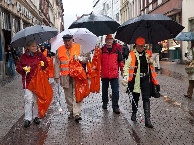 Auftakt-Bismarckplatz-364.jpg - Sie putzen auch bei schlechtem Wetter mit: Gemeinderäte, Bürgermeister Wolfgang Erichson und Rolf Friedel, Leiter des Amts für Abfallwirtschaft und Stadtreinigung. (Foto: Rothe)