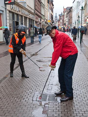 Auftakt-Bismarckplatz-388.jpg - Sie putzen auch bei schlechtem Wetter mit: Gemeinderäte, Bürgermeister Wolfgang Erichson und Rolf Friedel, Leiter des Amts für Abfallwirtschaft und Stadtreinigung. (Foto: Rothe)