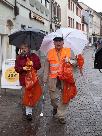 Auftakt-Bismarckplatz-408.jpg - Sie putzen auch bei schlechtem Wetter mit: Gemeinderäte, Bürgermeister Wolfgang Erichson und Rolf Friedel, Leiter des Amts für Abfallwirtschaft und Stadtreinigung. (Foto: Rothe)