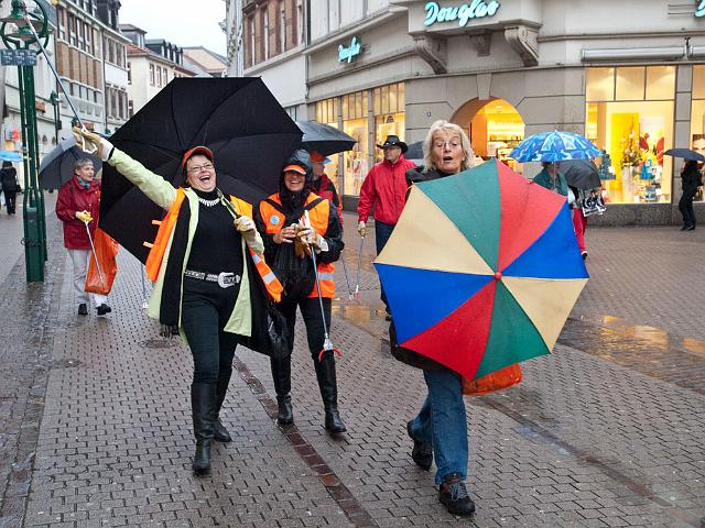 Auftakt-Bismarckplatz-420.jpg - Sie putzen auch bei schlechtem Wetter mit: Gemeinderäte, Bürgermeister Wolfgang Erichson und Rolf Friedel, Leiter des Amts für Abfallwirtschaft und Stadtreinigung. (Foto: Rothe)