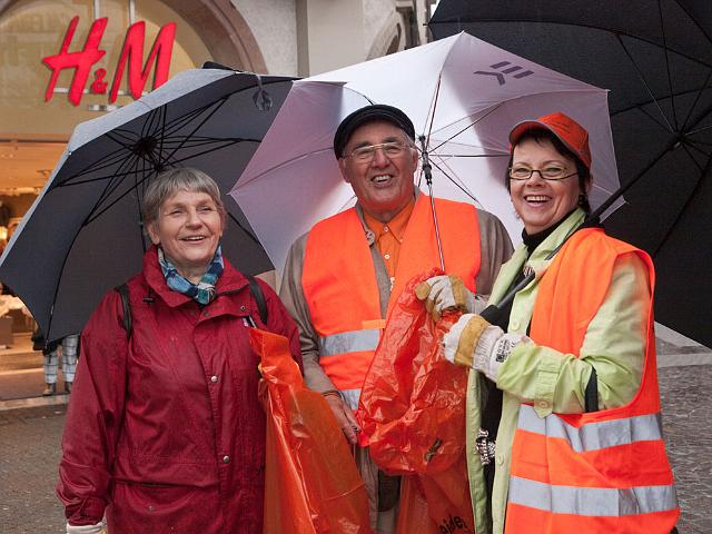 Auftakt-Bismarckplatz-428.jpg - Sie putzen auch bei schlechtem Wetter mit: Gemeinderäte, Bürgermeister Wolfgang Erichson und Rolf Friedel, Leiter des Amts für Abfallwirtschaft und Stadtreinigung. (Foto: Rothe)