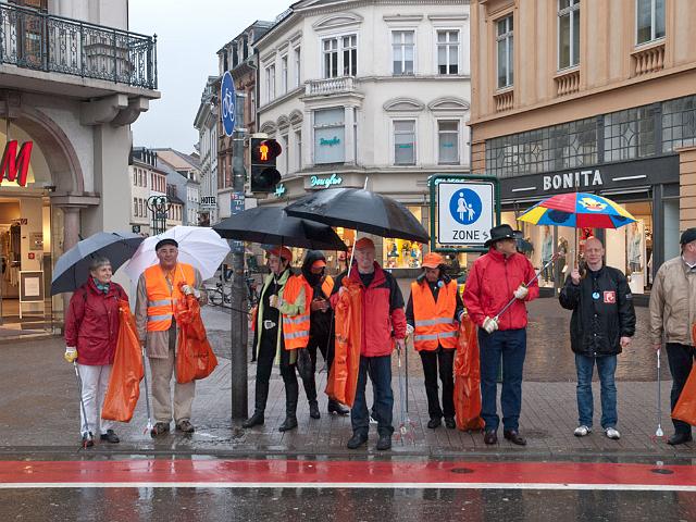 Auftakt-Bismarckplatz-437.jpg - Sie putzen auch bei schlechtem Wetter mit: Gemeinderäte, Bürgermeister Wolfgang Erichson und Rolf Friedel, Leiter des Amts für Abfallwirtschaft und Stadtreinigung. (Foto: Rothe)