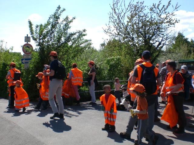 CIMG0718.JPG - Die freiwilligen Helfer/innen putzten gut ausgerüstet mit Zangen, Handschuhen und Müllsäcken quer durch den Wald. Auch kleine Kletterpartien waren kein Hindernis. Anschließend wurde gegrillt. (Foto: Stadt Heidelberg)