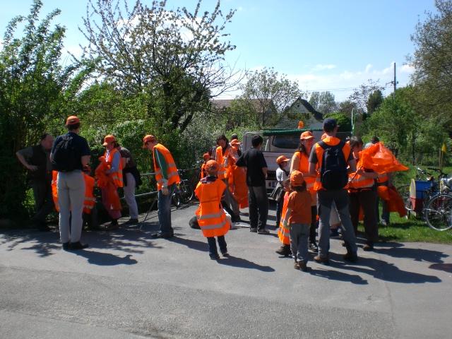 CIMG0719.JPG - Die freiwilligen Helfer/innen putzten gut ausgerüstet mit Zangen, Handschuhen und Müllsäcken quer durch den Wald. Auch kleine Kletterpartien waren kein Hindernis. Anschließend wurde gegrillt. (Foto: Stadt Heidelberg)