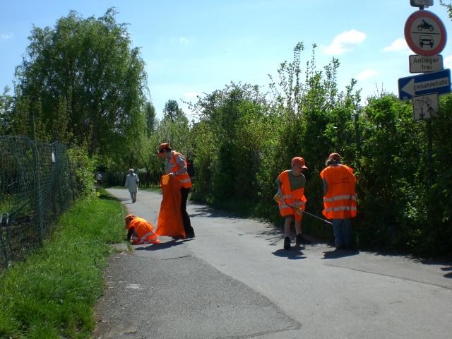 CIMG0720.JPG - Die freiwilligen Helfer/innen putzten gut ausgerüstet mit Zangen, Handschuhen und Müllsäcken quer durch den Wald. Auch kleine Kletterpartien waren kein Hindernis. Anschließend wurde gegrillt. (Foto: Stadt Heidelberg)