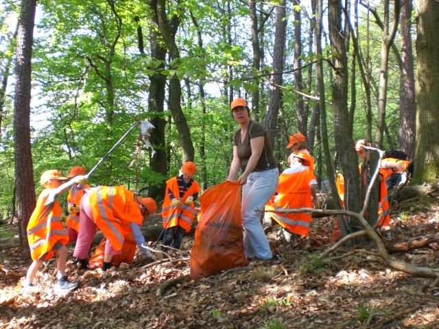 CIMG0727.JPG - Die freiwilligen Helfer/innen putzten gut ausgerüstet mit Zangen, Handschuhen und Müllsäcken quer durch den Wald. Auch kleine Kletterpartien waren kein Hindernis. Anschließend wurde gegrillt. (Foto: Stadt Heidelberg)