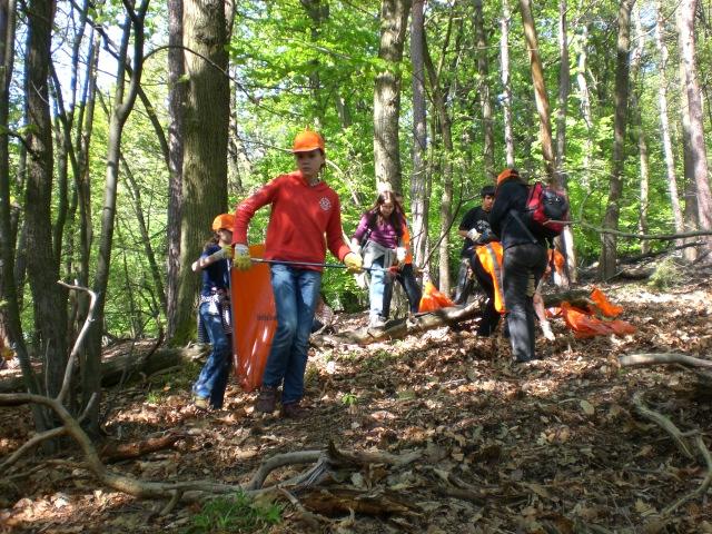 CIMG0729.JPG - Die freiwilligen Helfer/innen putzten gut ausgerüstet mit Zangen, Handschuhen und Müllsäcken quer durch den Wald. Auch kleine Kletterpartien waren kein Hindernis. Anschließend wurde gegrillt. (Foto: Stadt Heidelberg)