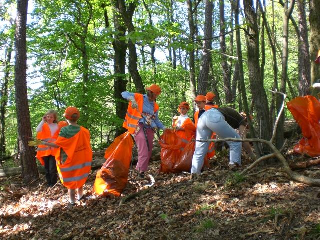 CIMG0730.JPG - Die freiwilligen Helfer/innen putzten gut ausgerüstet mit Zangen, Handschuhen und Müllsäcken quer durch den Wald. Auch kleine Kletterpartien waren kein Hindernis. Anschließend wurde gegrillt. (Foto: Stadt Heidelberg)