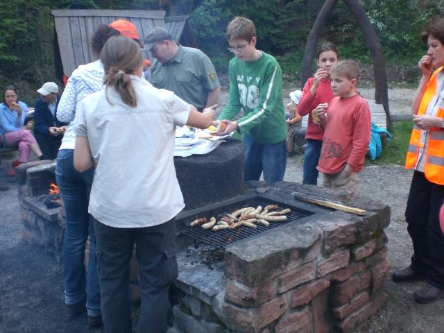 CIMG0734.JPG - Die freiwilligen Helfer/innen putzten gut ausgerüstet mit Zangen, Handschuhen und Müllsäcken quer durch den Wald. Auch kleine Kletterpartien waren kein Hindernis. Anschließend wurde gegrillt. (Foto: Stadt Heidelberg)
