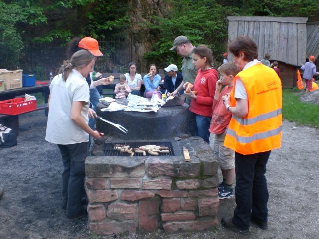 CIMG0735.JPG - Die freiwilligen Helfer/innen putzten gut ausgerüstet mit Zangen, Handschuhen und Müllsäcken quer durch den Wald. Auch kleine Kletterpartien waren kein Hindernis. Anschließend wurde gegrillt. (Foto: Stadt Heidelberg)