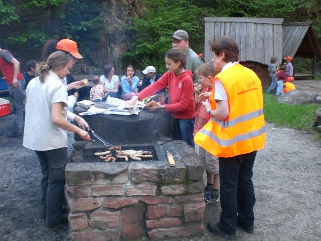 CIMG0736.JPG - Die freiwilligen Helfer/innen putzten gut ausgerüstet mit Zangen, Handschuhen und Müllsäcken quer durch den Wald. Auch kleine Kletterpartien waren kein Hindernis. Anschließend wurde gegrillt. (Foto: Stadt Heidelberg)